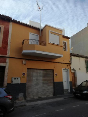 casa de tres habitaciones con parking bajo la casa